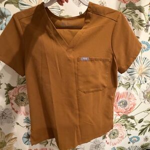 FIGS SET Brown Short Sleeve Top and bottoms
